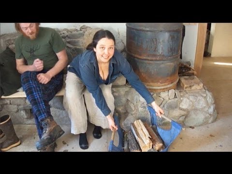 Couple Stays Warm 24/7 With Just One Small Fire Each Day. Their Secret? A “Super Stove”